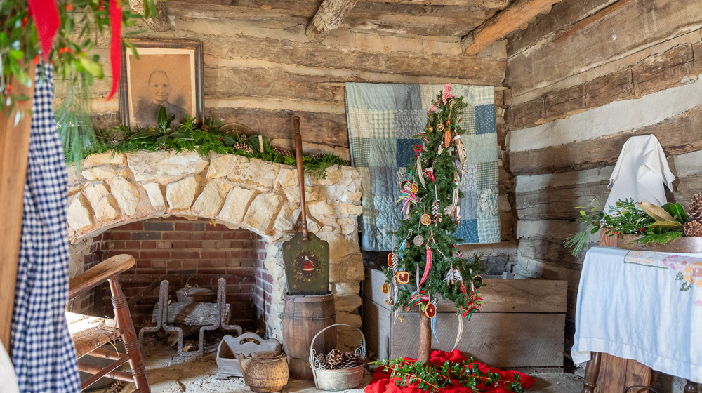Lincoln-Pioneer-Village-Museum-Treemendous-Christmas-1000x560.jpg