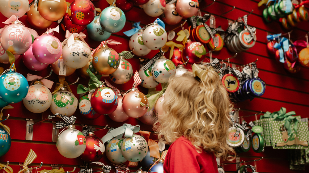 Santa-Claus-Christmas-Store-Family-Travel-Traditions-1000x560.jpg