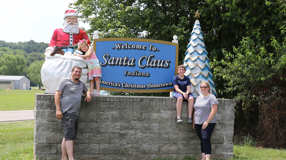Santa-Claus-Welcome-Sign-Family-Travel-Tradition-1000x560.jpg