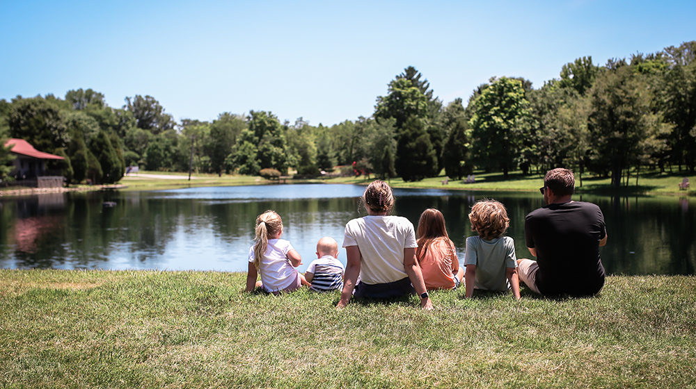 Santas-Lakeside-Cottages-Summer-Duck-Days-1000x560.jpg