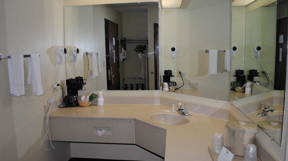 baymont-inn-a-suites-bathroom-jpg-sized