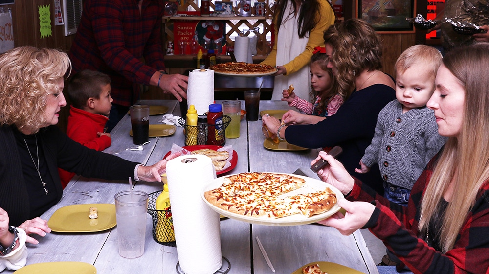 hoosier-land-pizza-wings-family-dinner-fall-feature-photo-2019