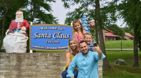 Santa Claus Welcome Sign Santa's Lakeside Cottages Family Selfie