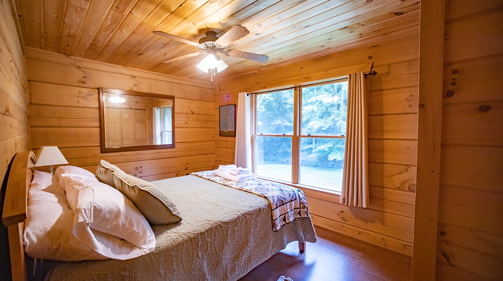 hollow-creek-cabin-bedroom